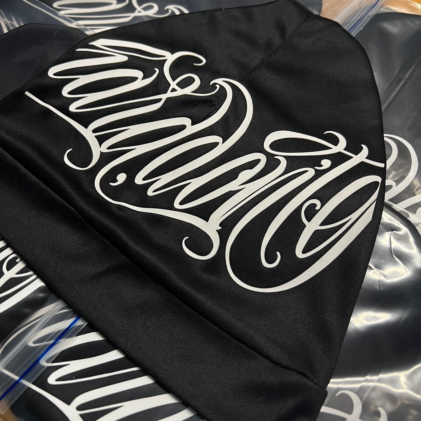 Skull Cap “GT Lettering Negro y Blanco”