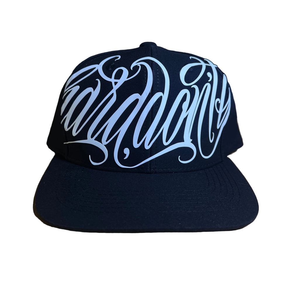 Cap Plano “GT Lettering Negro y Blanco”