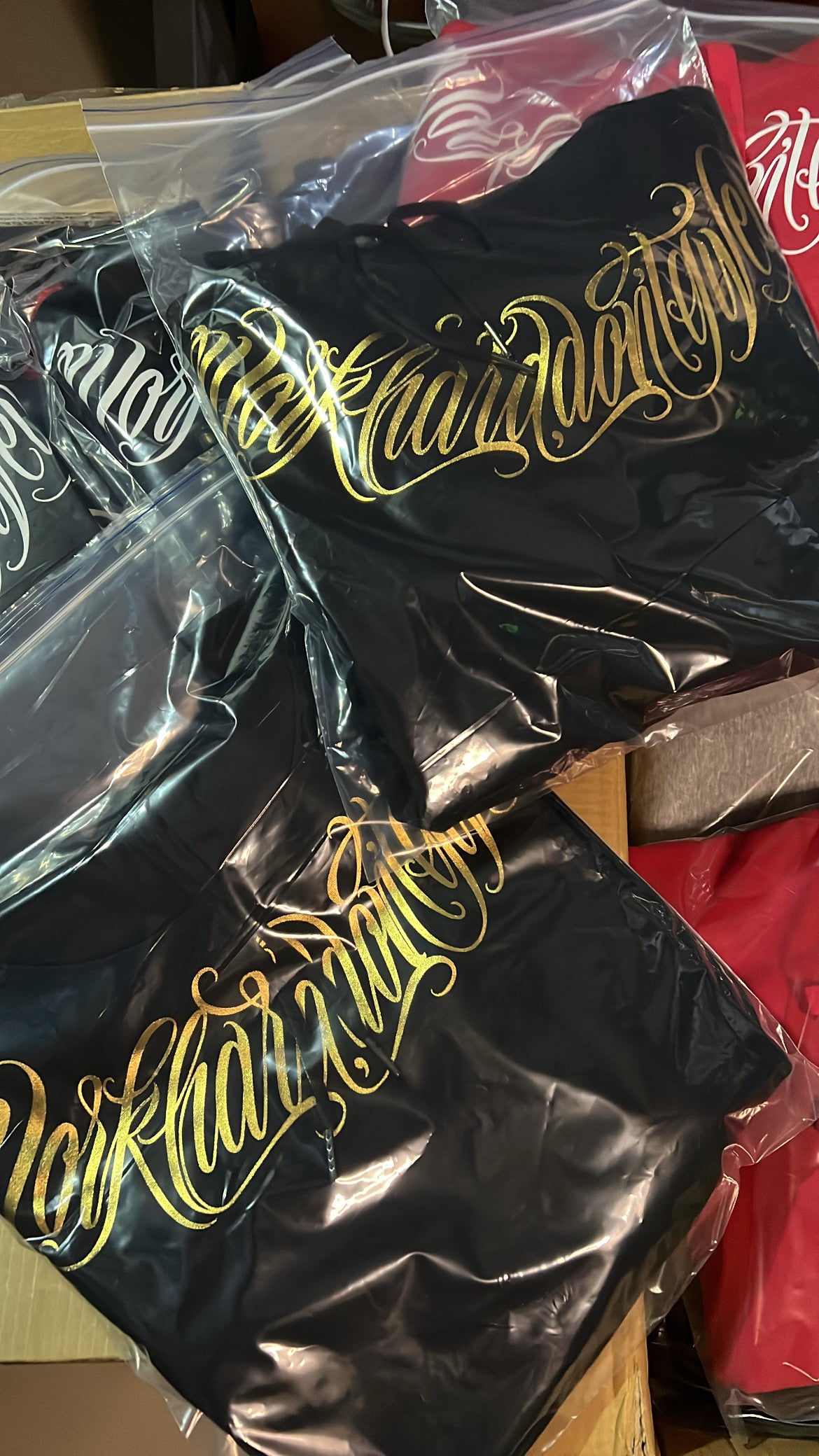 Hoodie GT Lettering Negro y Dorado